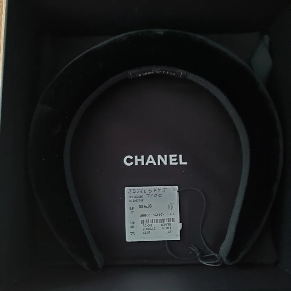 Chanel velveteen black headband AUTHENTIC NEW with  dust bag 400.00 or offer - Picture 7 of 7